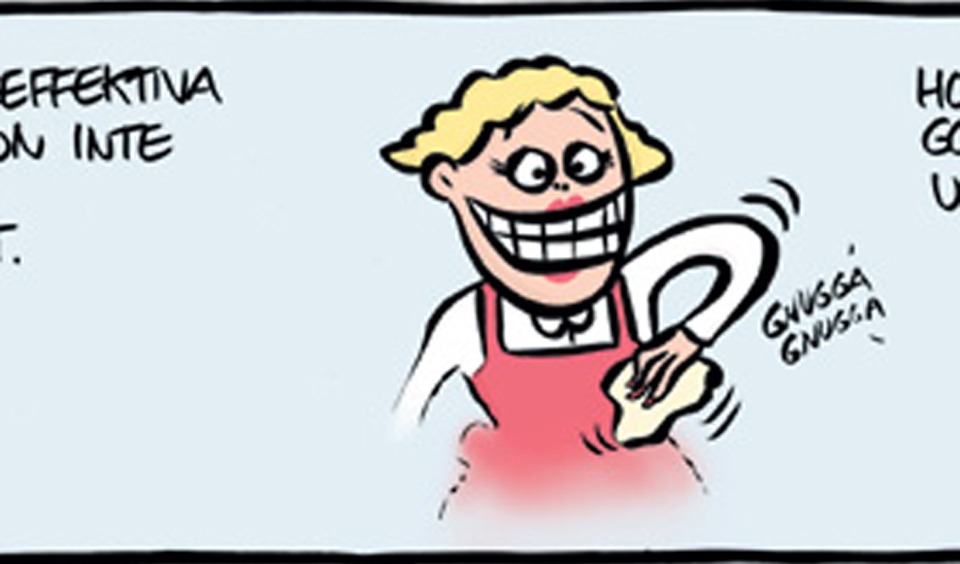 Glad kvinna putsar sig själv suddig