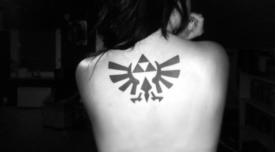 Kims ryggtatuering av The Legend of Zelda triforce