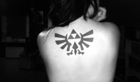 Kims ryggtatuering av The Legend of Zelda triforce