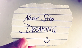 Lapp med texten Never stop dreaming