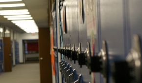 Skåp i en skolkorridor