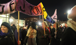 Jourtjejer på demonstration med banderoll