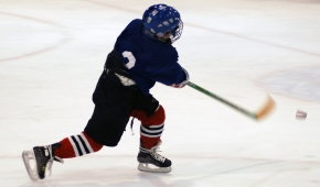 Tjej som spelar hockey