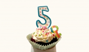 5 års-ljus på bakelse