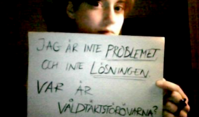 Tjej håller upp en skylt med texten "Jag är inte problemet och inte lösningen. Var är våldtäktsförövarna?"